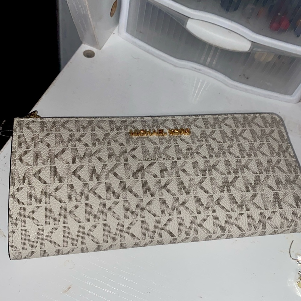 MICHEAL KORS WALLET - NEVER WORN